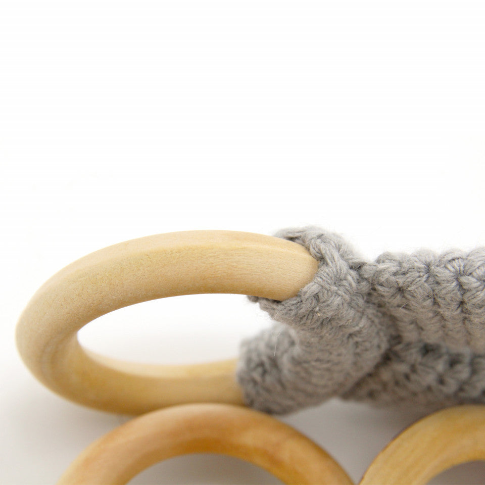 Jucarie dentitie din bumbac cu inel din lemn BabyJem Amigurumi